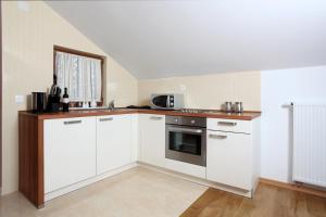 Photo de la galerie de l'établissement Apartments Tisno - Villa Mare, à Tisno