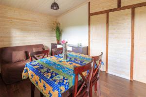 拉巴斯蒂德克莱朗斯Les Chalets de Pierretoun的带桌子和沙发的餐厅