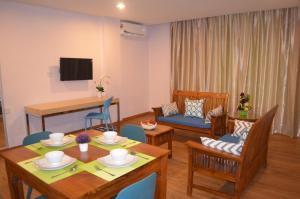TV a/nebo společenská místnost v ubytování TD Mutiara Hotel Semporna