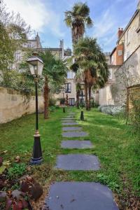 a park with a tree and some benches at Villa Victor Louis - Bordeaux Centre in Bordeaux