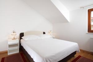 Photo de la galerie de l'établissement Apartments Tisno - Villa Mare, à Tisno