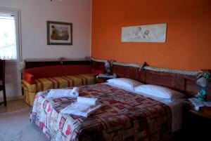 1 dormitorio con 1 cama y 1 sofá en Red Fenice, en San Donà di Piave