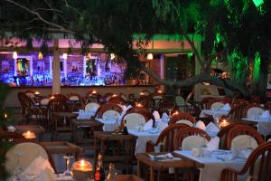 ein Restaurant mit Tischen und Stühlen, die beleuchtet sind in der Unterkunft Okaliptus Otel in Bitez