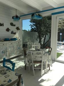 una sala da pranzo con tavolo e sedie su un patio di Palmasera Bed & Breakfast a Cala Gonone