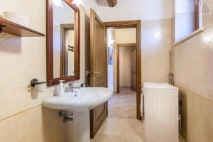 bagno con lavandino e specchio di Ciards House a Montefalco