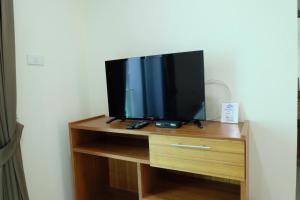 ナイヤンビーチにあるDOS'S HOUSEの木製エンターテイメントセンターの上に座って薄型テレビを設置