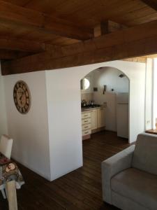 ein Wohnzimmer mit einem Sofa und einer Küche in der Unterkunft P&P Piazza Bergamo Apartment in Bergamo