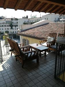 un patio con sillas y una mesa en el techo en P&P Piazza Bergamo Apartment, en Bérgamo