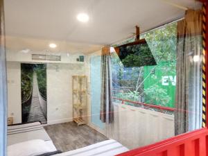 TV a/nebo společenská místnost v ubytování Hau Eco Lodges Citumang Pangandaran