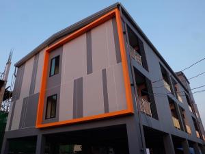 ナイヤンビーチにあるDOS'S HOUSEのオレンジとグレーの外観の建物