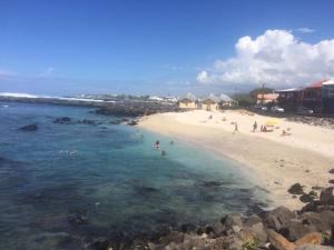 un grupo de personas en el agua en una playa en Ô Bord Mer, en Saint-Pierre