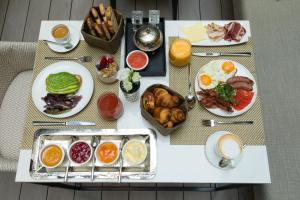 uma mesa com alimentos e bebidas para o pequeno almoço em The Pavilions Madrid Hotel em Madri