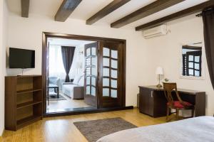 a bedroom with a bed and a tv and a mirror at Nest in Drobeta-Turnu Severin +37 photos