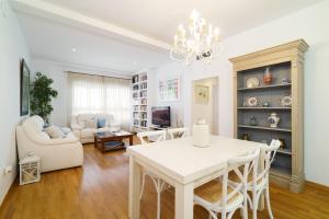 a living room with a white table and chairs at Vivaldi Valencia in Valencia