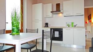 Kuchyň nebo kuchyňský kout v ubytování Appartamenti Villa Vagne by Gardadomusmea