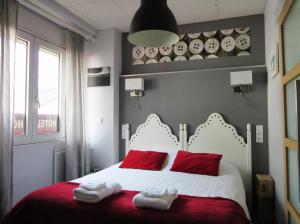 Postel nebo postele na pokoji v ubytování Logis Hôtel des Causses