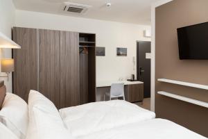 Кровать или кровати в номере Skyhotel Prague