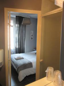 Postel nebo postele na pokoji v ubytování Logis Hôtel des Causses