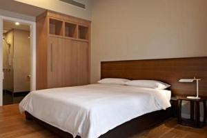 Postel nebo postele na pokoji v ubytování E&O Residences Kuala Lumpur