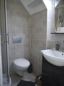 Vieille Ville 2 - La Petite Maison à Safranier, 2 bedrooms, max 4 adults and 2 kids في أنتيب: حمام مع مرحاض ومغسلة +37 صورة