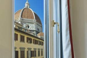 フィレンツェにあるApartments Florence - In Duomoのドームのある建物の窓からの眺め
