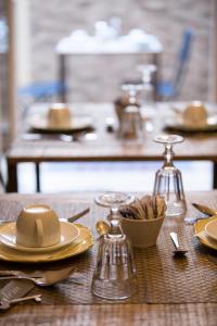 una mesa de madera con platos y utensilios. en DEM Hotel, en Roma