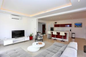 TV a/nebo společenská místnost v ubytování Villa Summer Dreams Apartments
