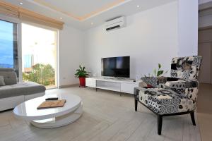 TV a/nebo společenská místnost v ubytování Villa Summer Dreams Apartments