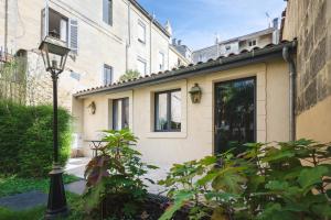 a street light in front of a house at Villa Victor Louis - Bordeaux Centre in Bordeaux