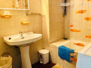 La salle de bains est pourvue d'un lavabo et d'une douche avec des poissons rouges. dans l'établissement NAUTICA 2 E, à Empuriabrava