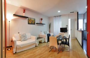 Telewizja i/lub zestaw kina domowego w obiekcie Apartamentos El Tiempo Madrid
