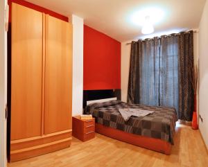 Łóżko lub łóżka w pokoju w obiekcie Apartamentos El Tiempo Madrid