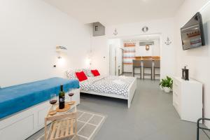 een woonkamer met een bank en een tafel bij Studio apartment Sesula in Split