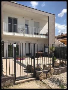 una recinzione di fronte a una casa con balcone di Il riposo dei Giganti a Càbras