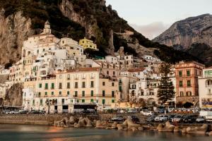 un gruppo di edifici sul fianco di una montagna di Dimore De Luca ad Amalfi