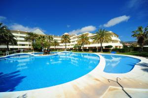une grande piscine en face d'un hôtel dans l'établissement Las Terrazas - Orange Costa, à Alcossebre