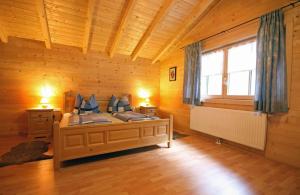 1 dormitorio con 1 cama en una habitación de madera en Almliesl GAST-481, en Bad Gastein