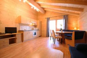 ein Wohnzimmer mit einer Küche und einem Esszimmer in der Unterkunft Almliesl GAST-481 in Bad Gastein