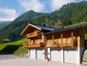 una casa con porte bianche e balcone di Almliesl HUET-484 a Hüttschlag