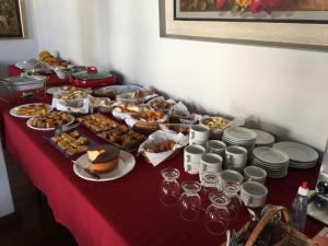 una mesa con un montón de comida. en Pousada Solar da Inconfidencia - By UP Hotel - fácil acesso a Praça Tiradentes en Ouro Preto