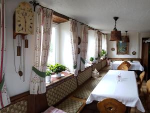 een kamer met twee tafels en een klok aan de muur bij Gasthaus zum Kreuz in Grafenhausen