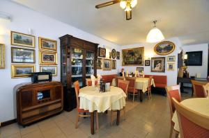 un restaurante con dos mesas y una estufa. en Ai Campi Di Marcello Hotel, en Monfalcone