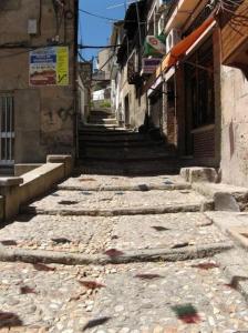 um beco de pedra com escadas num edifício antigo em Casa Rural de la Parra em La Adrada