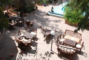 una vista aérea de un patio con mesas y sillas en Auberge De Charme Les Dunes D´Or, en Merzouga