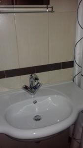 umywalkę w łazience z kranem na górze w obiekcie TES Rila Park Apartments w Borowcu