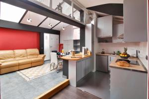 Kuchnia lub aneks kuchenny w obiekcie Apartamentos El Tiempo Madrid
