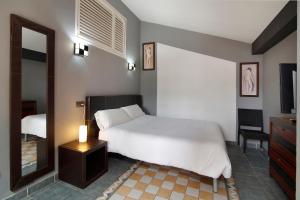 Łóżko lub łóżka w pokoju w obiekcie Apartamentos El Tiempo Madrid