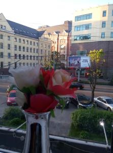 カリーニングラードにあるTeatralnaya Apartmentの窓花瓶