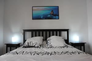 1 dormitorio con 1 cama con 2 mesitas de noche y 1 foto en Luxury Apartments Baleal, en Baleal