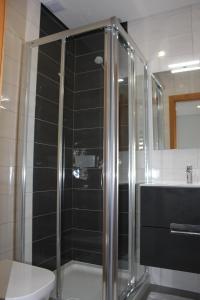 y baño con ducha, aseo y lavamanos. en Luxury Apartments Baleal en Baleal